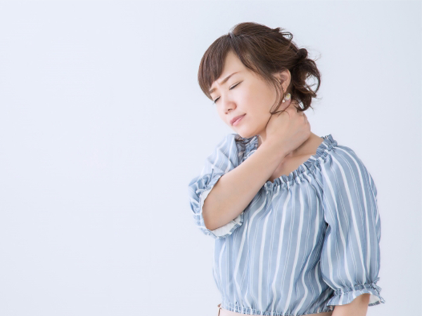 首が痛い女性